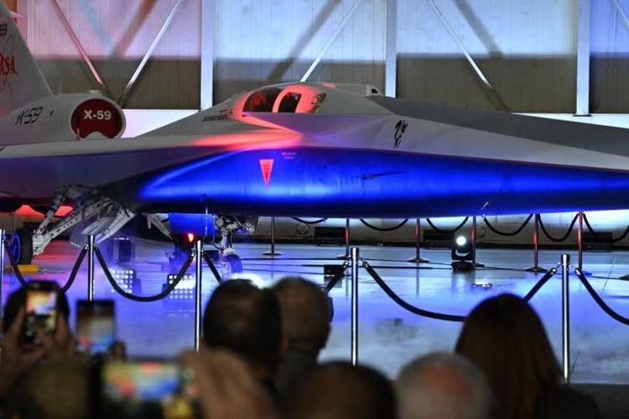 Công ty Mỹ Skunk Works - một đơn vị trực thuộc tập đoàn công nghiệp quân sự khổng lồ Lockheed Martin đã tích cực phát triển máy bay siêu thanh thử nghiệm X-59 QueSST kể từ năm 2013.