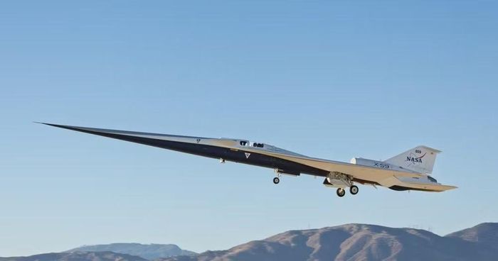 Trong quá trình bay, X-59 được một chiếc F-15 của NASA hộ tống để giám sát, tiếng nổ siêu âm từ F-15 đã che lấp bất kỳ hiệu ứng âm thanh nào có thể phát sinh từ X-59.