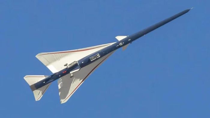 Phi công thử nghiệm của NASA - ông Jim "Clue" Less, đã cất cánh từ căn cứ không quân Edwards ở California và hạ cánh thành công, đưa máy bay đạt tới tốc độ khoảng Mach 1,1.