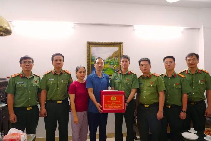 Đoàn công tác tặng quà, động viên đồng chí Trương Văn Sơn, cán bộ Phòng An ninh đối ngoại CATP Hà Nội.