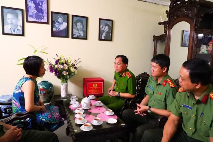 Thiếu tướng Lê Văn Tuân, Phó Giám đốc CATP Hà Nội cùng Đoàn công tác thăm hỏi thân nhân gia đình cố Đại tá Nguyễn Văn Tình, nguyên Phó Giám đốc CATP Hà Nội.