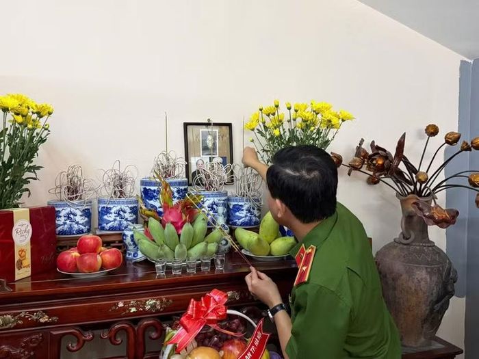 Thiếu tướng Lê Văn Tuân, Phó Giám đốc CATP Hà Nội thành kính dâng hương, tri ân cố Đại tá Phạm Xuân Nhuận, nguyên Phó Giám đốc CATP Hà Nội.