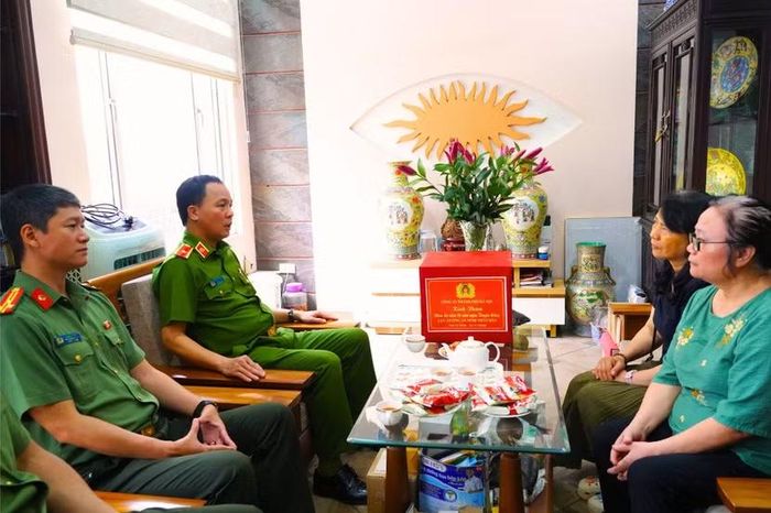 Đoàn công tác thăm hỏi thân nhân gia đình cố Đại tá Phạm Xuân Nhuận, nguyên Phó Giám đốc CATP Hà Nội.
