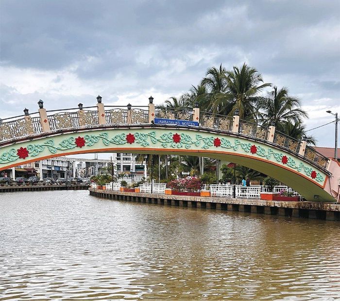 Cầu màu sắc bắc qua dòng sông Malacca.