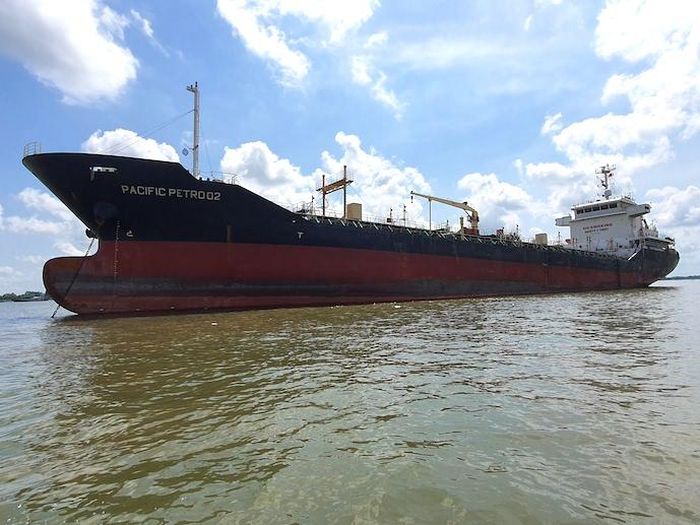Cần Thơ kỳ vọng trung tâm dịch vụ logistics quốc tế hiện đại vào năm 2035, lượng hàng qua cảng đạt từ 40 triệu tấn/năm. Trong ảnh là tàu hàng vào sông Hậu ở thành phố Cần Thơ. Ảnh: Trung Chánh