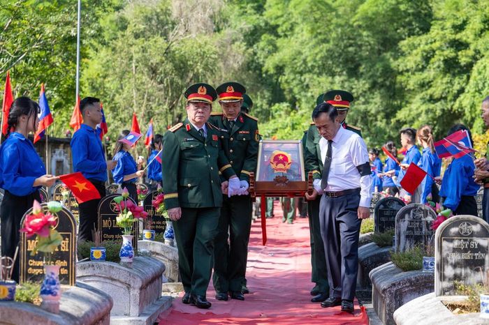 19 hài cốt liệt sĩ quân tình nguyện và chuyên gia Việt Nam hy sinh tại Lào tìm thấy trong mùa khô 2025-2026 được đưa về an nghỉ tại Nghĩa trang Đồng Tâm.
