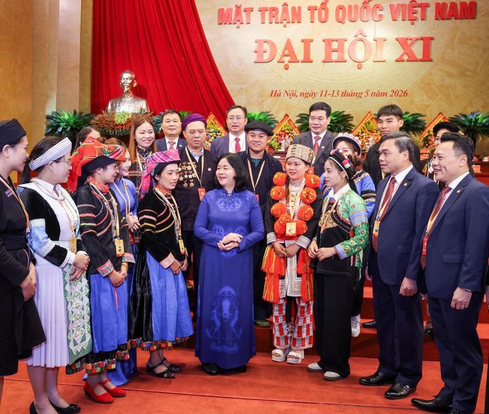 Bà Bùi Thị Minh Hoài, Ủy viên Bộ Chính trị, Bí thư Trung ương Đảng, Chủ tịch Ủy ban Trung ương MTTQ Việt Nam cùng đại biểu tại Đại hội đại biểu toàn quốc MTTQ Việt Nam lần thứ XI, nhiệm kỳ 2026-2031. Ảnh: Quang Vinh