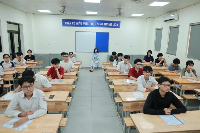 Theo quy chế của Bộ Giáo dục và Đào tạo, thí sinh dự thi 4 môn, gồm 2 môn bắt buộc là Ngữ văn và Toán cùng 2 môn tự chọn trong số các môn học ở lớp 12 như Ngoại ngữ, Lịch sử, Vật lý, Hóa học, Sinh học, Địa lý, Giáo dục kinh tế và pháp luật, Tin học và Công nghệ.