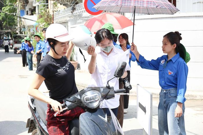 Theo quy định của Bộ GDĐT, thí sinh phải có mặt đúng thời gian quy định để làm thủ tục dự thi, xuất trình giấy tờ tùy thân và giấy báo dự thi. Tại các phòng thi, cán bộ coi thi phổ biến quy chế, lưu ý những vật dụng được phép mang vào phòng thi và nhắc thí sinh rà soát kỹ thông tin cá nhân trước ngày thi chính thức.