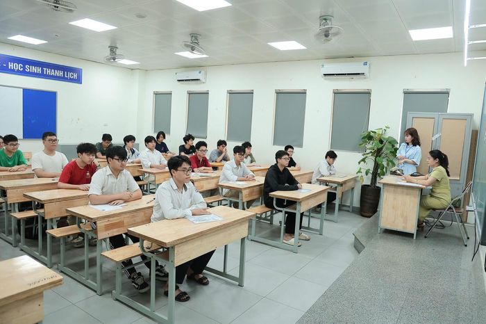 Sáng mai, 11/6, các thí sinh sẽ bước vào môn thi đầu tiên là Ngữ văn, thời gian làm bài 120 phút. Buổi chiều, các em sẽ làm bài thi môn Toán, thời gian làm bài 90 phút.
