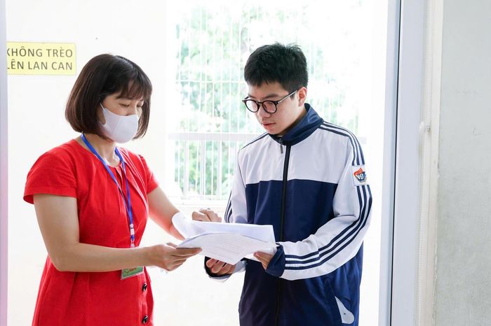 Thí sinh Trần Tùng Lâm làm thủ tục dự thi tại điểm thi Trường THCS Trưng Vương.