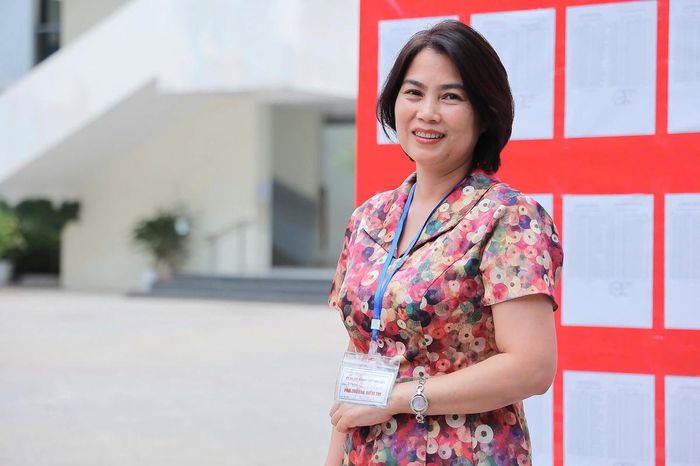 Trao đổi với phóng viên, bà Lê Thúy Quỳnh, Phó Hiệu trưởng Trường THCS Nguyễn Trường Tộ, Phó trưởng điểm thi cho biết, điểm thi đã hoàn tất mọi công tác chuẩn bị theo đúng quy định. Năm nay, điểm thi bố trí 33 phòng thi chính thức, 1 phòng thi dự phòng và 1 phòng chờ, phục vụ 792 thí sinh dự thi.