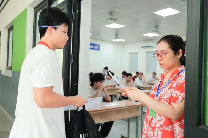Cán bộ coi thi kiểm tra thông tin, gọi thí sinh vào phòng thi.