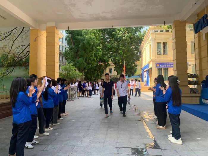 Kỳ thi tốt nghiệp THPT 2026 tại Hà Nội diễn ra trong tiết trời khá dễ chịu, mát mẻ, không xuất hiện nắng nóng gay gắt trên diện rộng.