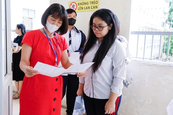 Thí sinh có mặt từ sớm để làm thủ tục dự thi chiều 10/6. Ảnh: Quang Vinh.