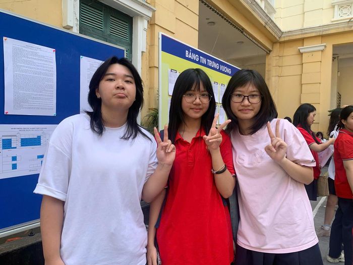 Em Nguyễn Minh Trang (áo đỏ) lớp 12D6 Trường THPT Việt Đức (Hà Nội) cho biết Tiếng Anh và Lịch sử là 2 môn tự chọn, trong đó Trang tự tin nhất với môn Tiếng Anh. "So với kỳ thi vào lớp 10 THPT cách đây 3 năm, em cảm thấy tự tin hơn rất nhiều" - Trang chia sẻ.