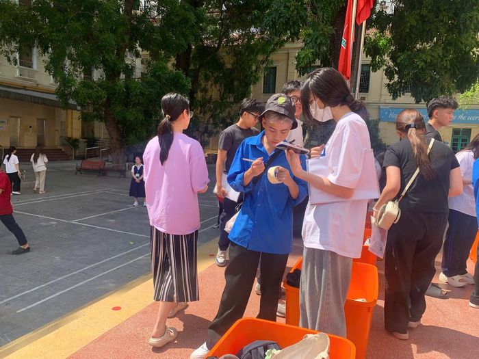 Thí sinh được tình nguyện viên hướng dẫn gửi đồ tại khu vực riêng.