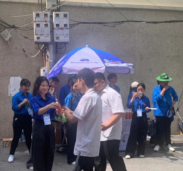 Thí sinh dự thi tại Trường THCS Nhân Chính (Hà Nội) được tình nguyện viên động viên, cổ vũ. Ảnh: Hải Linh.