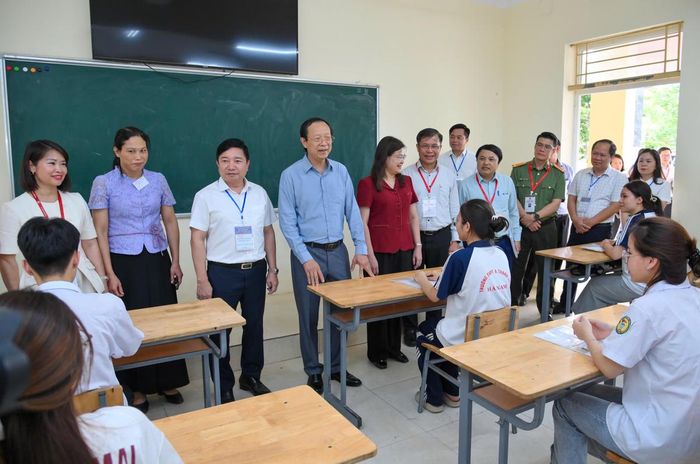 Thứ trưởng Bộ GDĐT Phạm Ngọc Thưởng động viên thí sinh tại buổi làm thủ tục dự thi tại Ninh Bình.