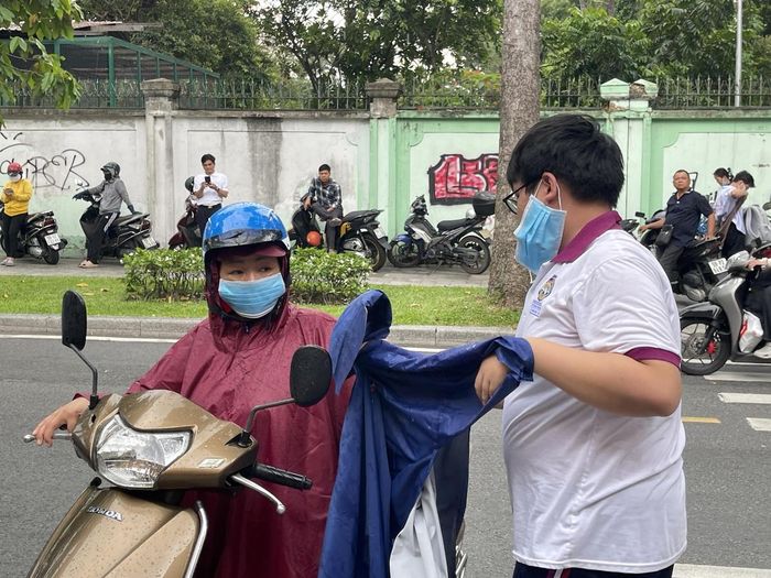 Thí sinh được cha mẹ đưa tới tận trường thi. Ảnh: Đ.Xá.