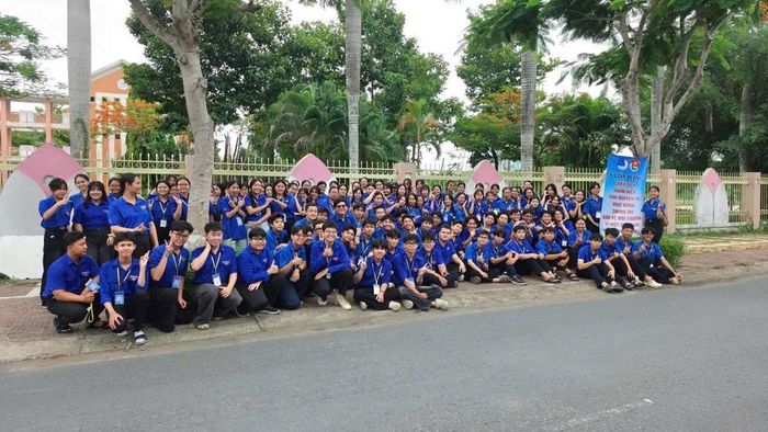 Phong trào thi đua “Toàn dân chung tay bảo vệ môi trường, vì một Việt Nam xanh - sạch - đẹp” thu hút đông đảo đoàn viên thanh niên tỉnh Đồng Tháp tham gia. Ảnh Trung Ngãi.