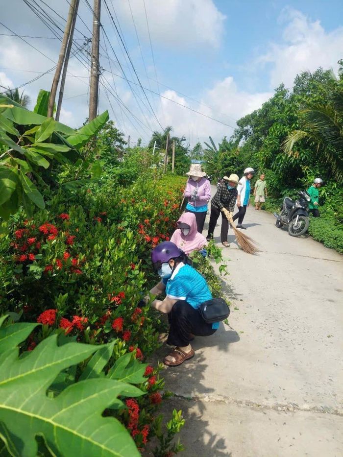 Hội Liên hiệp Phụ nữ xã Tân Dương, tỉnh Đồng Tháp tham gia vệ sinh các tuyến đường dân sinh, khu vực công cộng. Ảnh Trung Ngãi