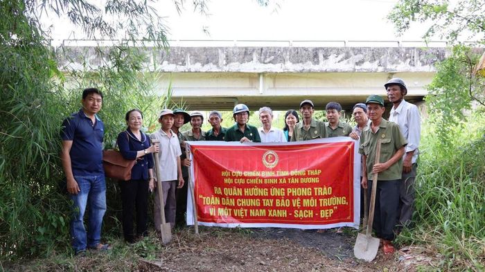 Hội cựu chiến binh xã Tân Dương ra quân hưởng ứng phong trào thi đua “Toàn dân chung tay bảo vệ môi trường, vì một Việt Nam xanh - sạch - đẹp”. Ảnh Trung Ngãi
