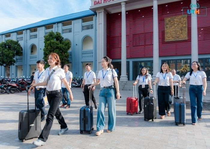 Cán bộ, giảng viên Trường ĐH Giao thông vận tải TP.HCM lên đường làm nhiệm vụ coi thi tại Khánh Hòa. Ảnh: UTH