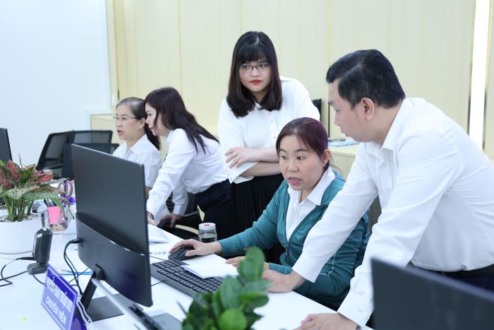 Cán bộ tại Trung tâm phục vụ hành chính công TP.HCM kiểm tra, xử lý các thủ tục cho người dân, doanh nghiệp. Ảnh: LÊ THOA