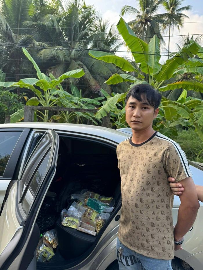  Lực lượng chức năng áp giải một số người trong đường dây ma túy xuyên quốc gia vừa bị triệt phá. Ảnh: CA 