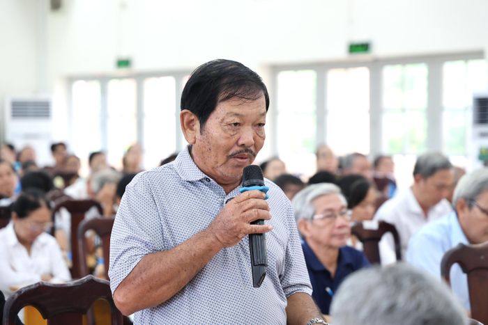  Cử tri Nguyễn Văn Mạnh, xã Xuân Thới Sơn, nêu ý kiến về an toàn thực phẩm. Ảnh: LÊ THOA 