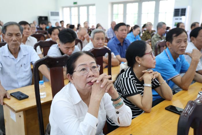  Đông đảo cử tri tham dự buổi tiếp xúc. Ảnh: LÊ THOA 