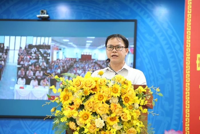  Ông Phạm Xuân Nam, Chủ tịch UBND xã Xuân Thới Sơn, trả lời cử tri. Ảnh: LÊ THOA 