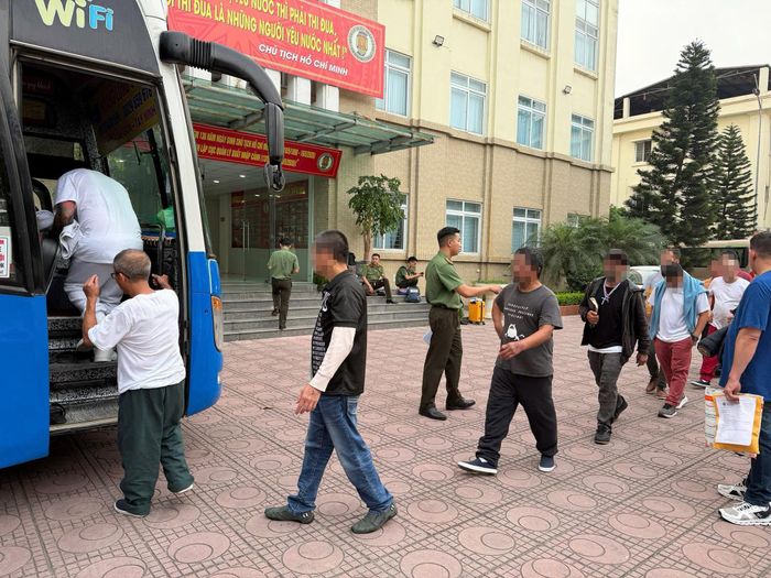 Công tác tiếp nhận công dân bị trục xuất được thực hiện bảo đảm an ninh, trật tự và quyền lợi hợp pháp của công dân. Ảnh: CA