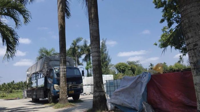 Khu vực trước cơ sở sản xuất tập kết hàng chục thùng chứa