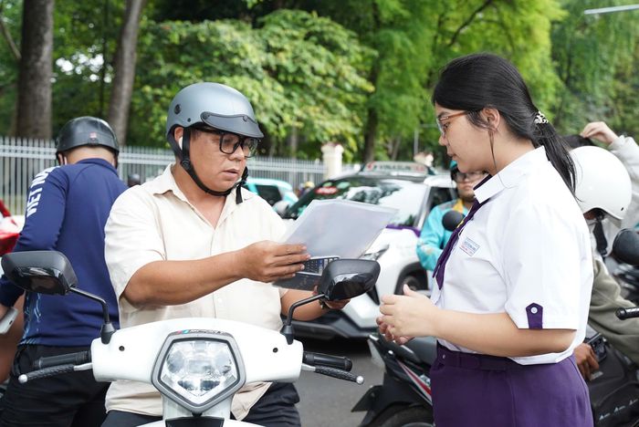  Phụ huynh đồng hành cùng con tại điểm thi Trường THPT Lê Quý Đôn. Ảnh: THUẬN VĂN 