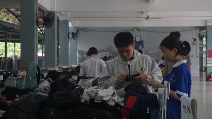  Thí sinh vẫn mang lỉnh kỉnh đồ đạc trong ngày làm thủ tục dự thi tốt nghiệp THPT. Ảnh: NGUYỄN QUYÊN 