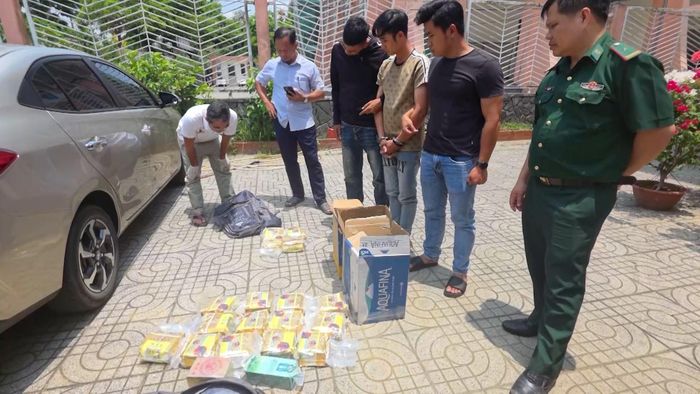  Sơn Thành Phú cùng tang vật ma túy bị bắt ở Vĩnh Long. Ảnh: CA 
