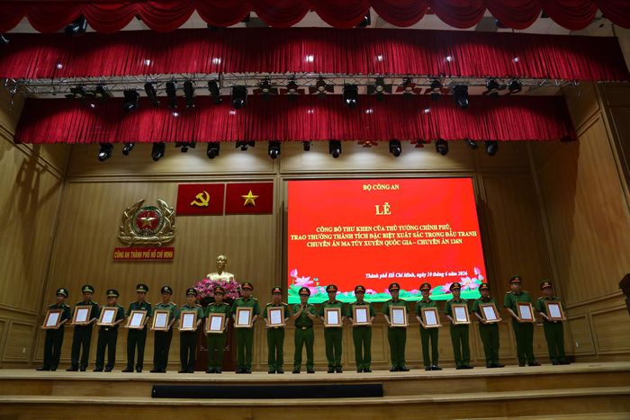  Thượng tướng Nguyễn Văn Long, Thứ trưởng Bộ Công an trao thưởng cho các tập thể có thành tích xuất sắc trong đấu tranh Chuyên án 126N. Ảnh: CA 