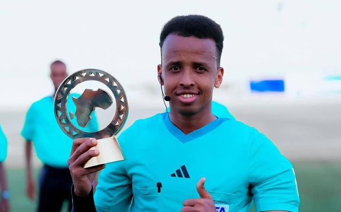 Trọng tài Omar Abdulkadir Artan cùng danh hiệu "còi vàng" châu Phi 2025. Ảnh:S.E