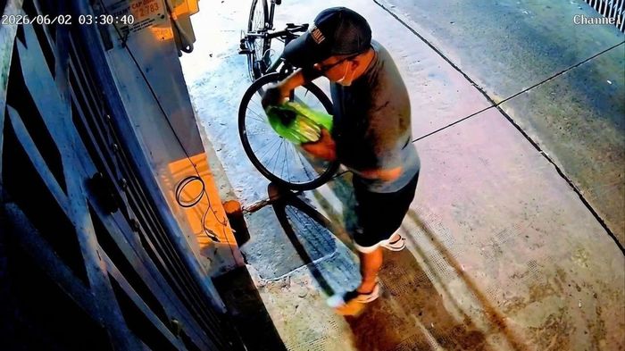 Người đàn ông tạt chất bẩn vào nhà dân để trả đũa do mâu thuẫn với một người bán hủ tiếu thường buôn bán trước căn nhà này. Ảnh cắt từ clip