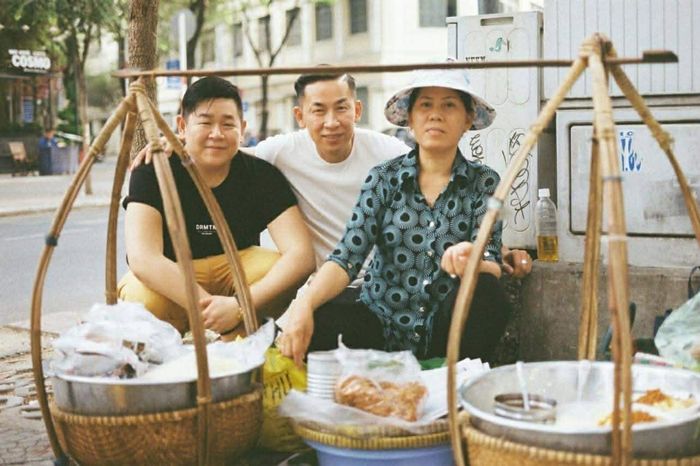 Sĩ An (áo trắng) trong lần về Việt Nam cách đây nhiều năm.