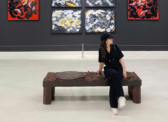  Quỳnh Anh tham quan bảo tàng Moca, Bangkok, Thái Lan, năm 2023. Ảnh: Quỳnh Anh. 