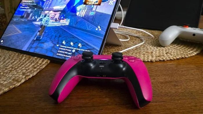 USB-C cho phép tablet Android nhận diện nhiều phụ kiện ngoại vi, bao gồm tay cầm chơi game, bàn phím, chuột và micro. Ảnh: Max Miller/SlashGear.