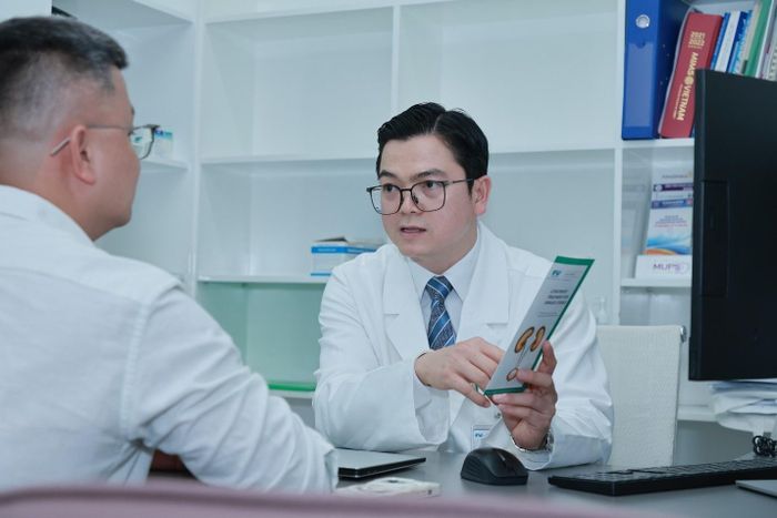TS.BS Nguyễn Ngọc Hà thăm khám cho bệnh nhân.