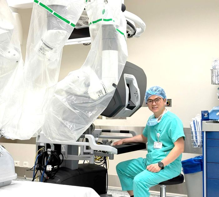 TS.BS Nguyễn Ngọc Hà cùng hệ thống da Vinci Xi tại Bệnh viện FV.