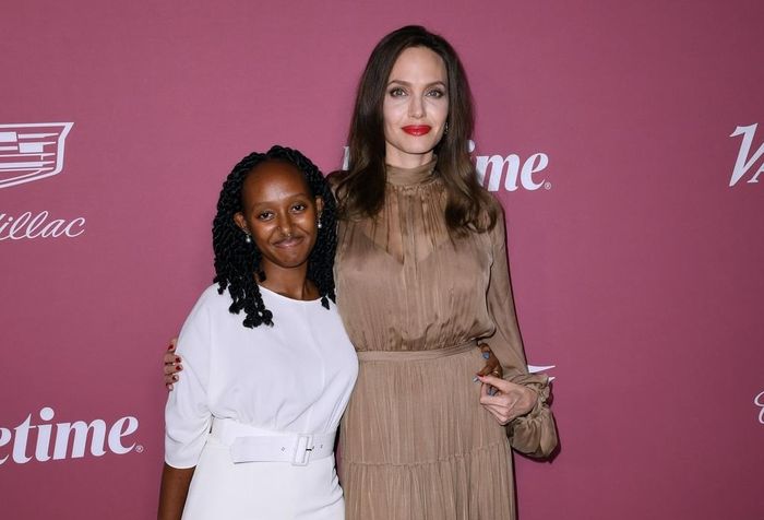 Zahara bên Angelina Jolie. Ảnh: WireImage.