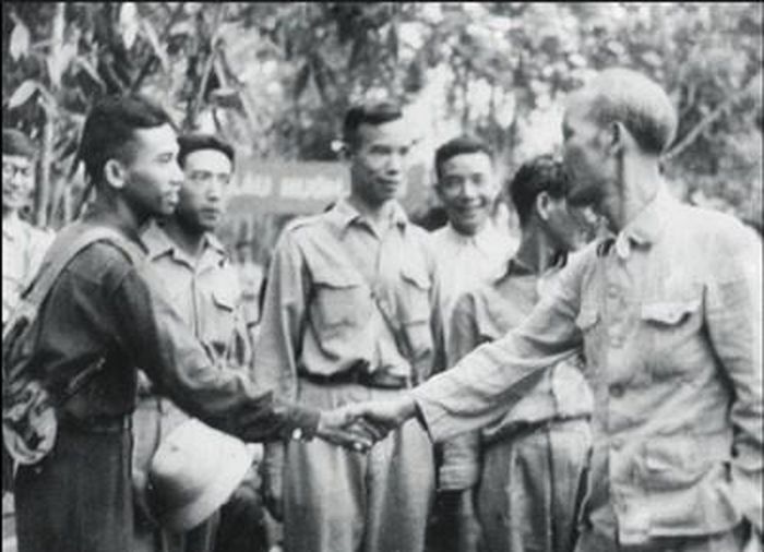  Từ trái qua phải: Nhà thơ Thôi Hữu - người bắt tay Bác Hồ, nhạc sĩ Tử Phác, bác sĩ - nhà báo Từ Giấy, nhà văn Nguyễn Huy Tưởng, nhà thơ Tố Hữu. Ảnh: Bảo tàng Báo chí Việt Nam.