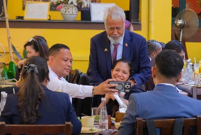  Thủ tướng Timor-Leste chụp ảnh cùng đoàn công tác cấp cao tại nhà hàng trưa 9/6. 
