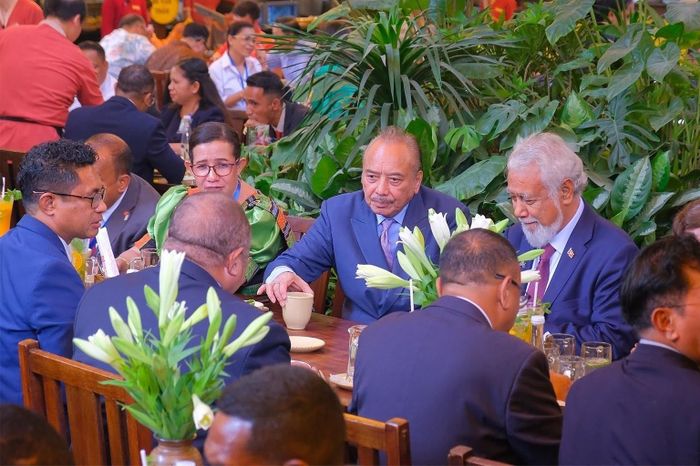  Thủ tướng Timor-Leste (ngoài cùng bên phải) dùng bữa cùng đoàn công tác cấp cao tại nhà hàng trưa 9/6. 